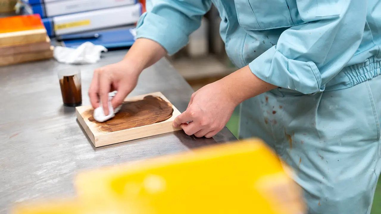 水性塗料の製造スタッフ