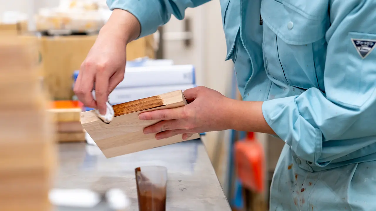 毎日がちょっとした実験室。塗料の色づくりスタッフ